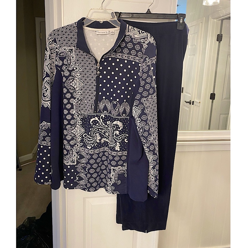 Susan Graver matching top/bottom navy blue and white set. BARELY worn.